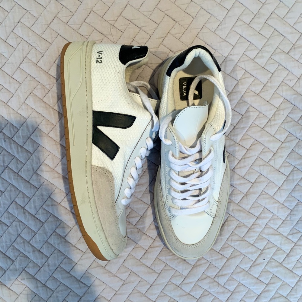 *NEVER WORN* Veja V-12 sneakers US6